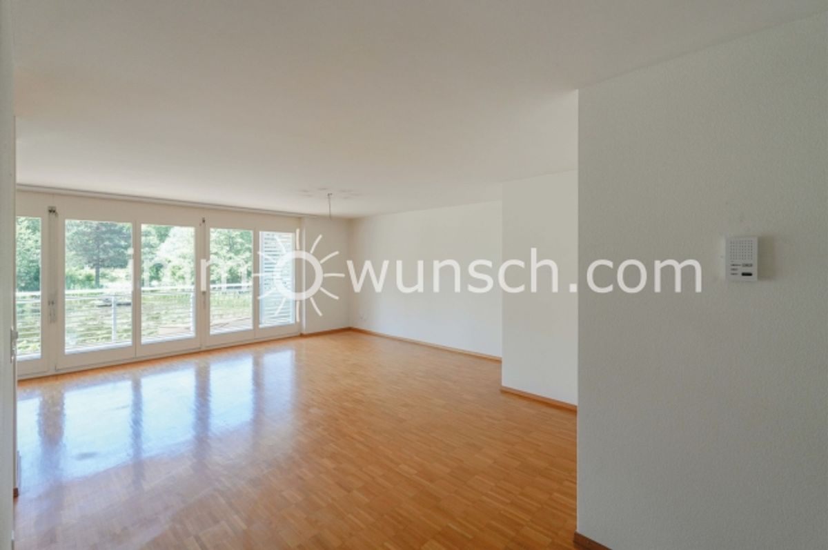 Helle, sowie grosszügige 3 ½ Zi. Eigentumswohnung, mit Hauswirtschaftsraum, gedecktem Balkon und schöner Aussicht auf den Weiher - 3
