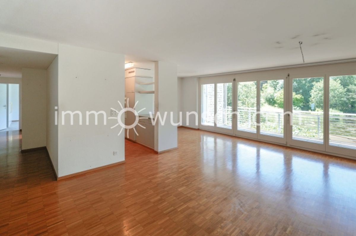 Helle, sowie grosszügige 3 ½ Zi. Eigentumswohnung, mit Hauswirtschaftsraum, gedecktem Balkon und schöner Aussicht auf den Weiher - 4