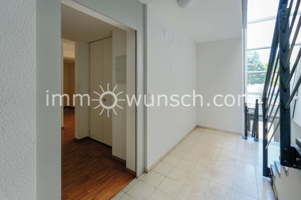 Helle, sowie grosszügige 3 ½ Zi. Eigentumswohnung, mit Hauswirtschaftsraum, gedecktem Balkon und schöner Aussicht auf den Weiher - 12