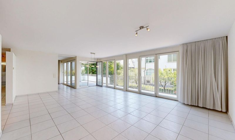 Grosszügige Eigentumswohnung mit 27 m² Balkon an ruhiger Wohnlage - 1