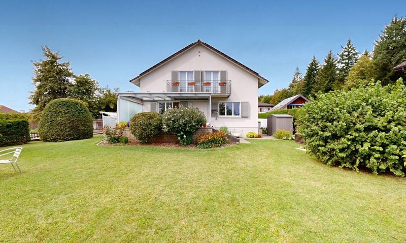 Einfamilienhaus mit grosszügigem Garten und gedecktem Sitzplatz - 1
