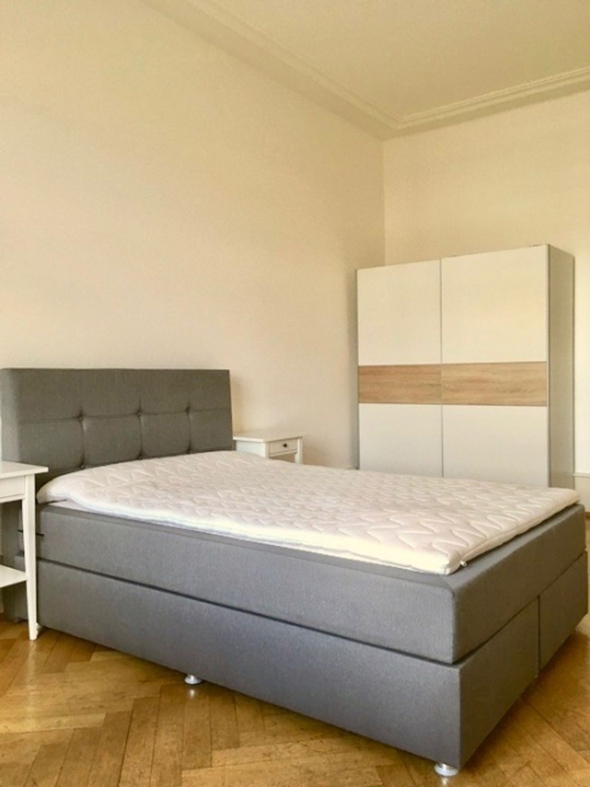 Furnished room in modernised apartment in a top location - 1