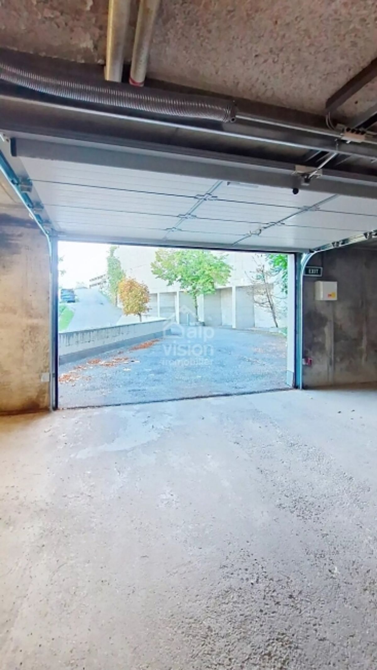 SELTENE GELEGENHEIT ÜBERDACHTES PARKEN IM ZENTRUM VON VEYSONNAZ - 5