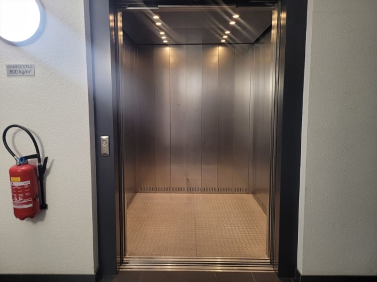 SATIGNY – Büro mit 98 m² PSA im ersten Stock eines Geschäftsgebäudes - 3