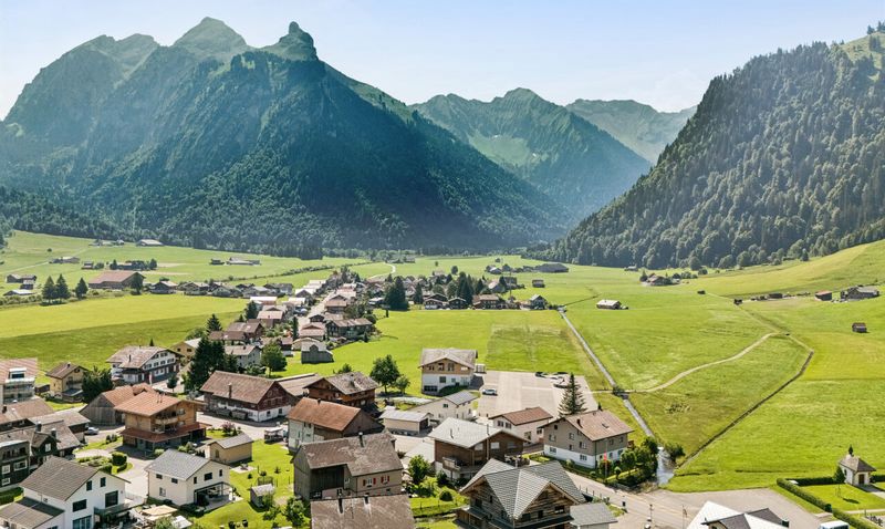 Einfamilienhaus mit über 260 m² Nutzfläche und grosser Garage - 1