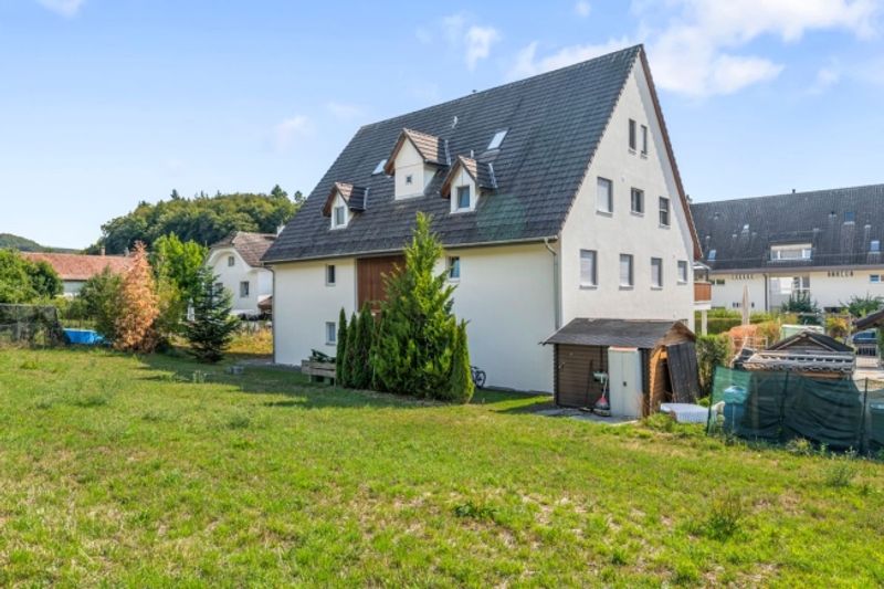 Moderne und helle 4.5-Zimmer-Gartenwohnung an naturnaher Lage mit Lift und Tiefgaragenplatz - 1