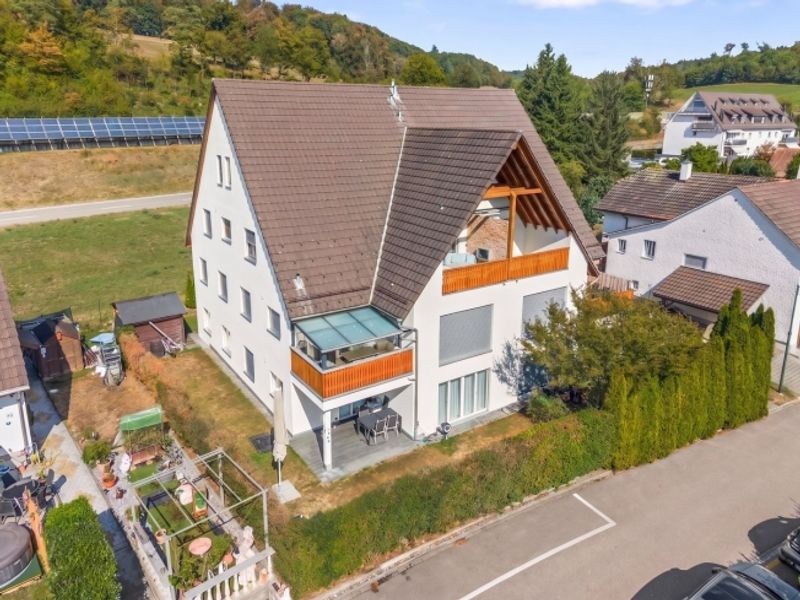 Moderne und helle 4.5-Zimmer-Gartenwohnung an naturnaher Lage mit Lift und Tiefgaragenplatz - 2