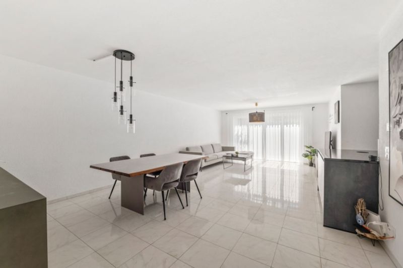 Moderne und helle 4.5-Zimmer-Gartenwohnung an naturnaher Lage mit Lift und Tiefgaragenplatz - 3