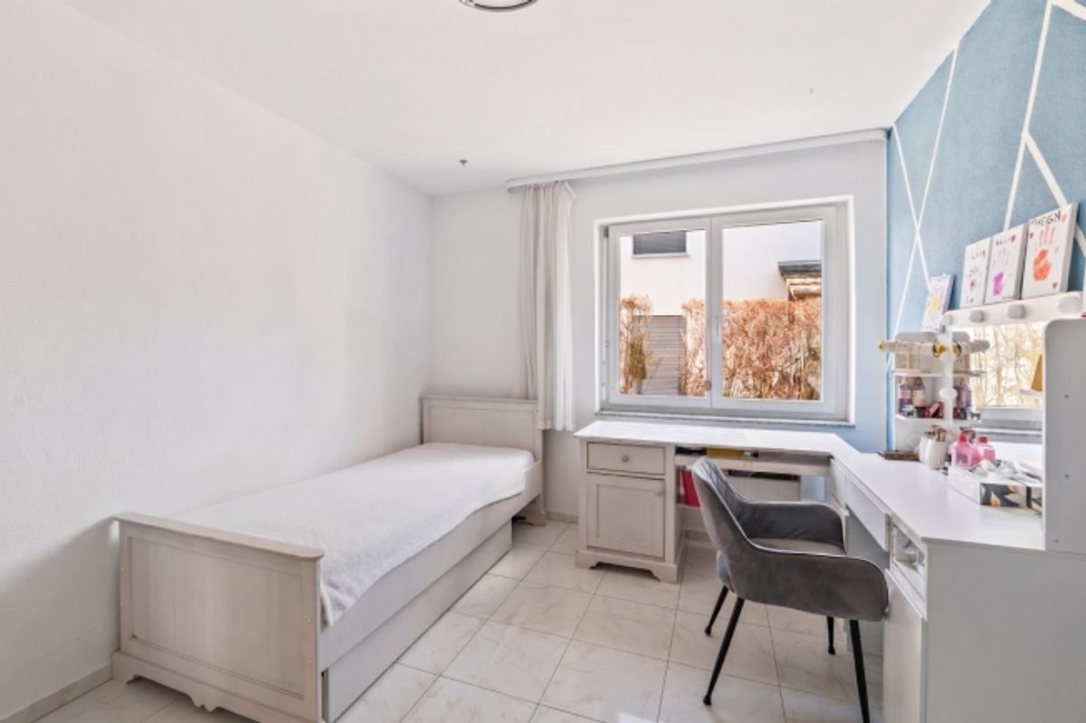Moderne und helle 4.5-Zimmer-Gartenwohnung an naturnaher Lage mit Lift und Tiefgaragenplatz - 9
