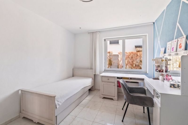 Moderne und helle 4.5-Zimmer-Gartenwohnung an naturnaher Lage mit Lift und Tiefgaragenplatz - 10