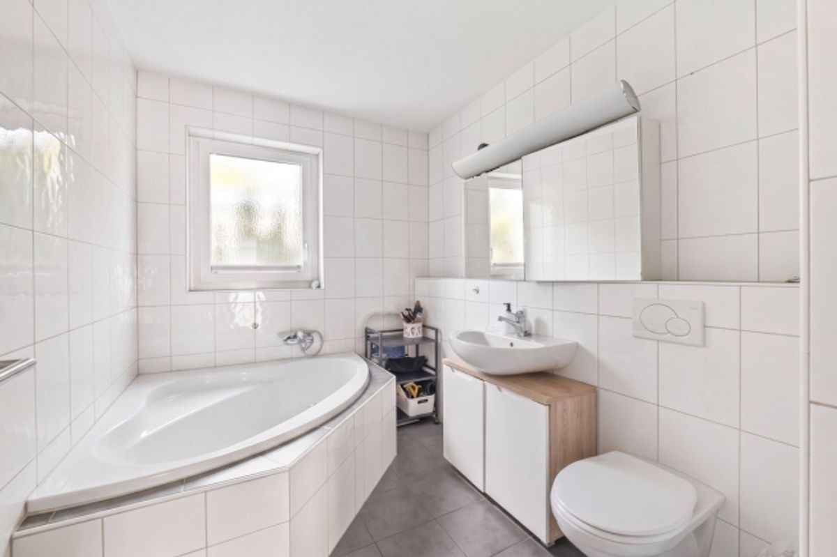 Moderne und helle 4.5-Zimmer-Gartenwohnung an naturnaher Lage mit Lift und Tiefgaragenplatz - 10