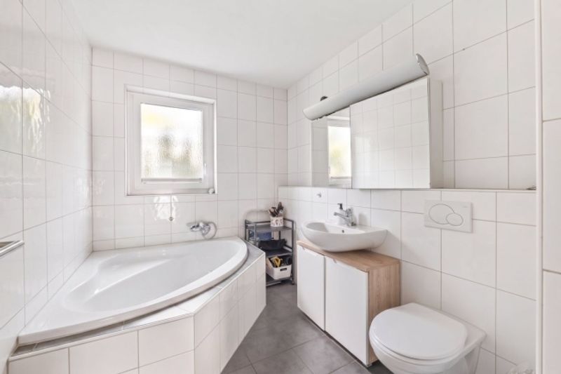 Moderne und helle 4.5-Zimmer-Gartenwohnung an naturnaher Lage mit Lift und Tiefgaragenplatz - 11