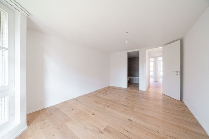 GROSSZÜGIGE HELLE WOHNUNG- FRISCH SANIERT - 8