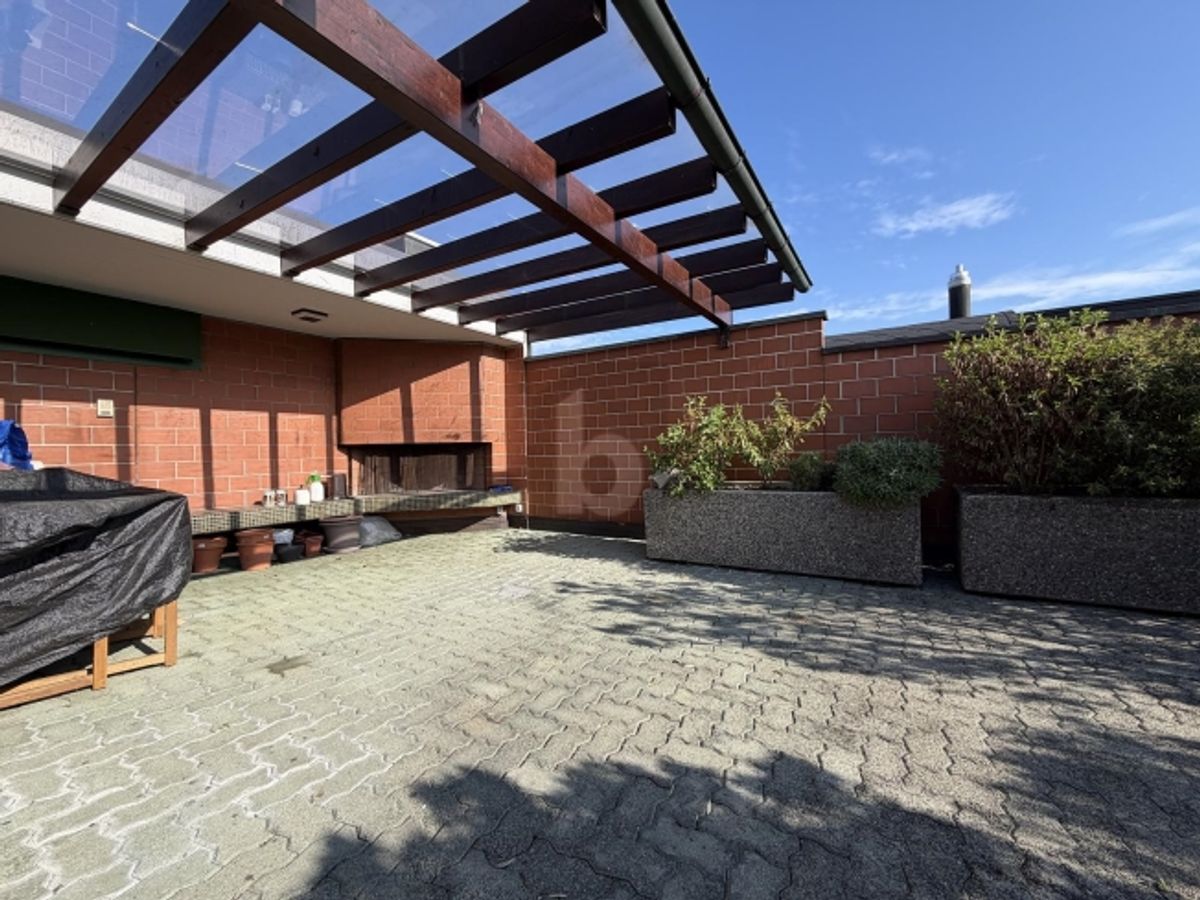 URBANES WOHNEN MIT PRIVATSPHÄRE UND DACHTERRASSE - 0