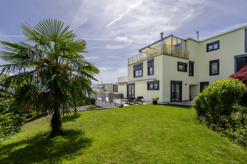Home feel with panoramic and lake views - 2