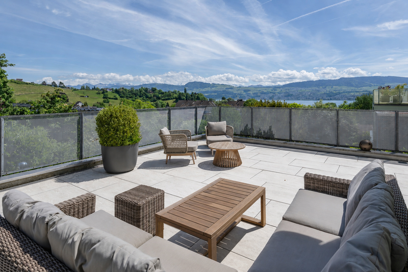 Home feel with panoramic and lake views - 4