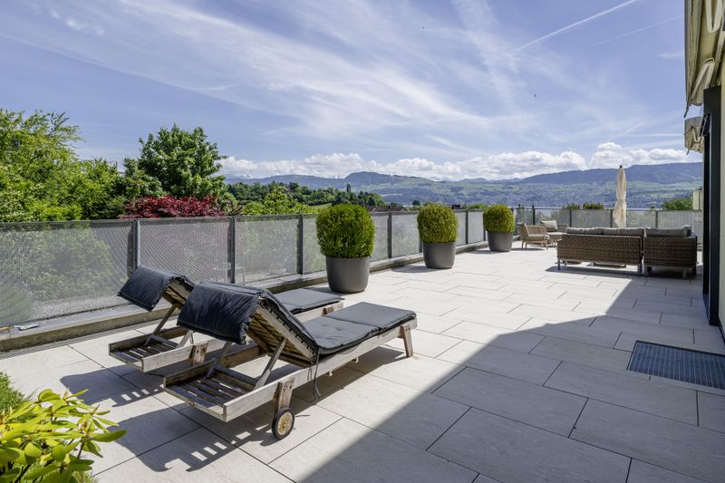 Home feel with panoramic and lake views - 5