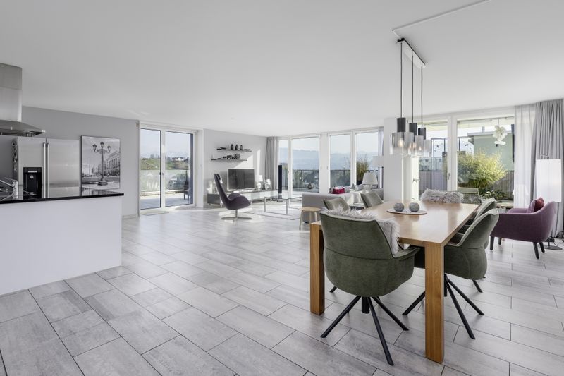 Home feel with panoramic and lake views - 6