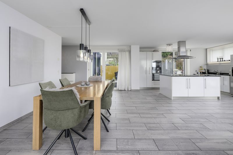 Home feel with panoramic and lake views - 7