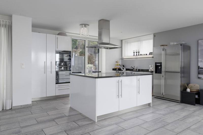 Home feel with panoramic and lake views - 8