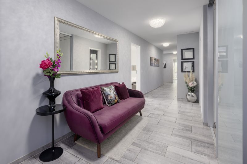 Home feel with panoramic and lake views - 9