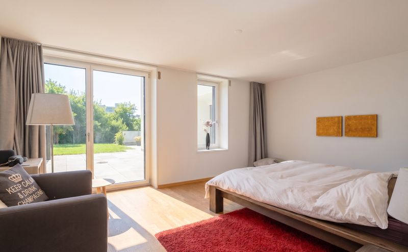 Home feel with panoramic and lake views - 10