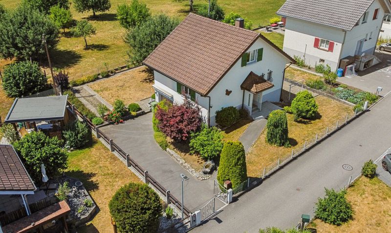 4-Zimmerhaus in ruhiger, leicht erhöhter Lage mit Umschwung - 2