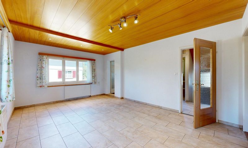 4-Zimmerhaus in ruhiger, leicht erhöhter Lage mit Umschwung - 3