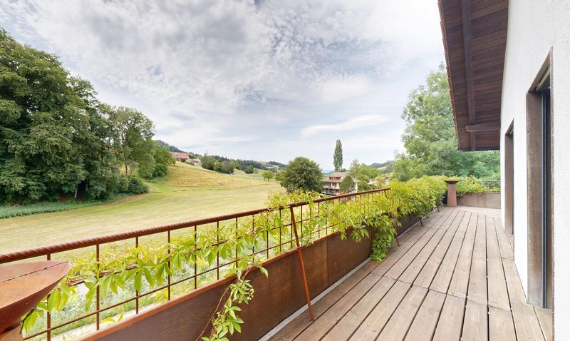 Modernes Wohnen im Grünen: 6.5 Zimmer Haus mit Schwimmteich - 1