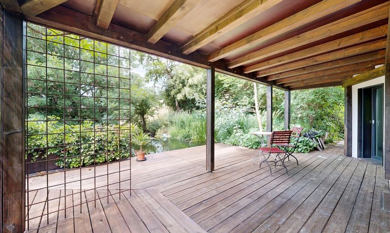 Modernes Wohnen im Grünen: 6.5 Zimmer Haus mit Schwimmteich - 2