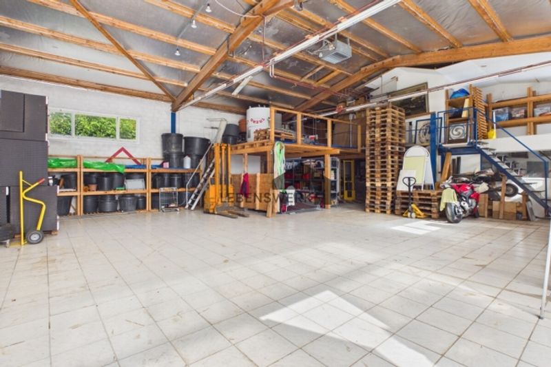 Wohnen und Arbeiten vereint – Wohnhaus mit grosszügiger Gewerbehalle - 11