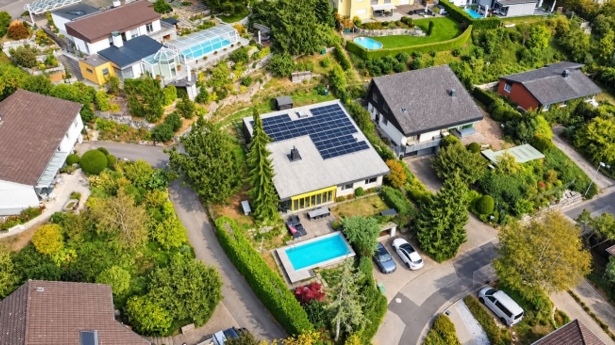 WOHNTRAUM MIT GROSSEM GARTEN UND EIGENEM POOL - 0