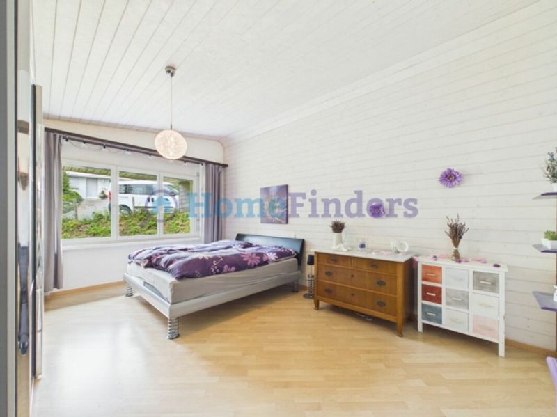 WOHNTRAUM MIT GROSSEM GARTEN UND EIGENEM POOL - 10