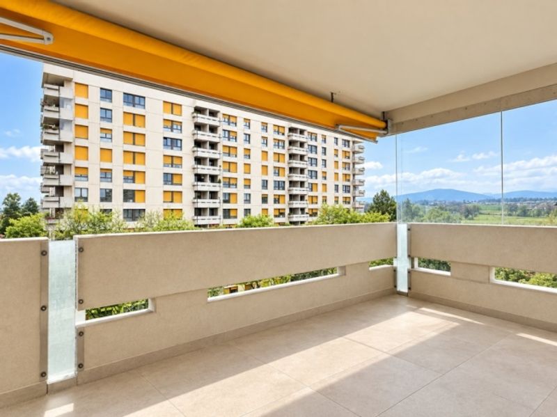 Geräumige 6-Zimmer-Wohnung mit Blick - 2