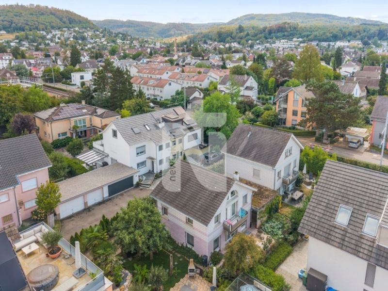 Lichtdurchflutetes Einfamilienhaus mit Gartensitzplatz an zentraler Lage in Muttenz - 1