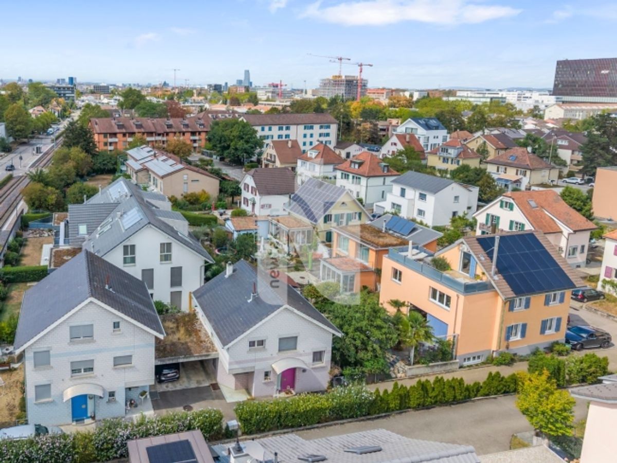 Lichtdurchflutetes Einfamilienhaus mit Gartensitzplatz an zentraler Lage in Muttenz - 1