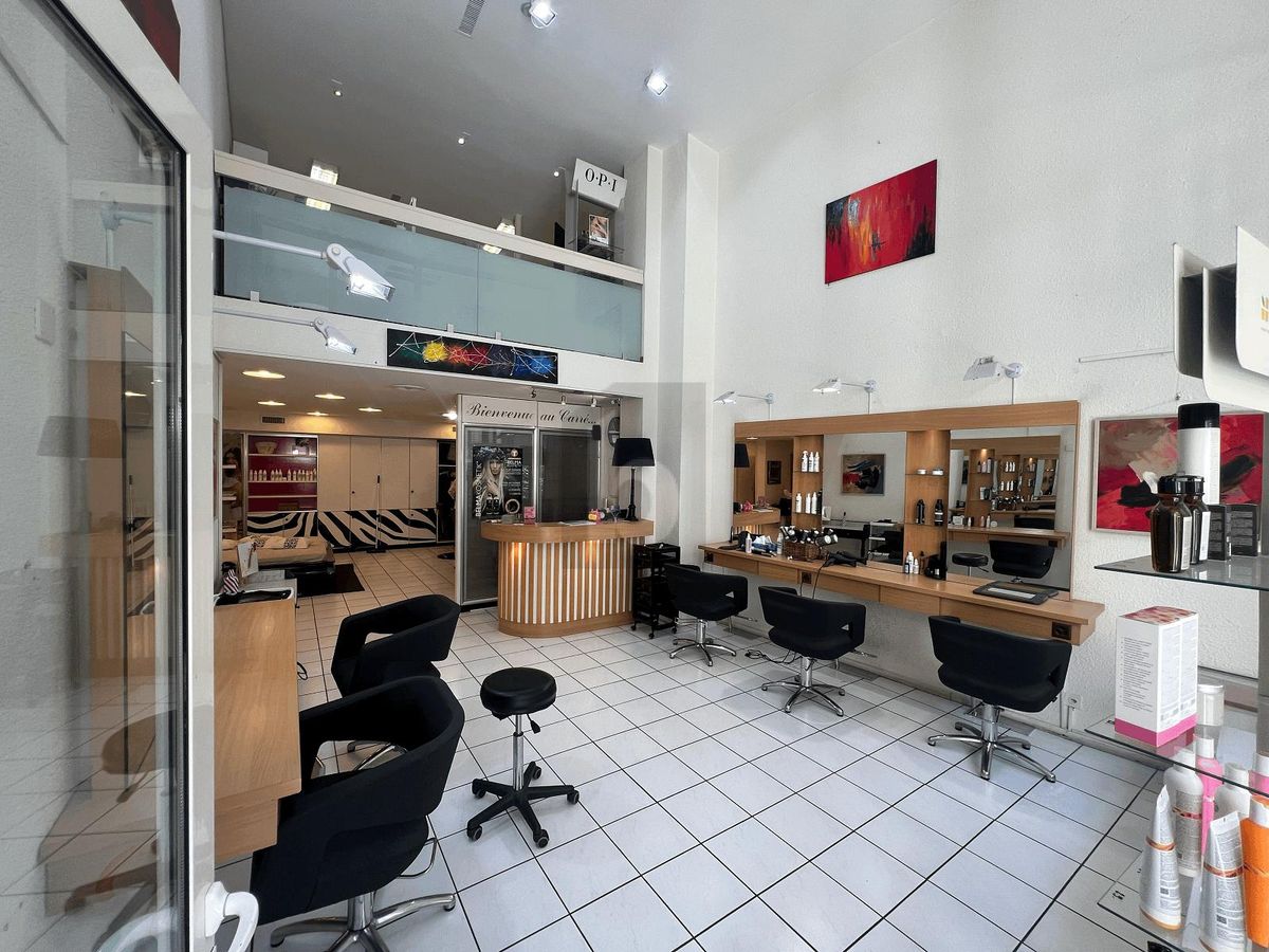 SALON DE COIFFURE EN VIEILLE VILLE - 0