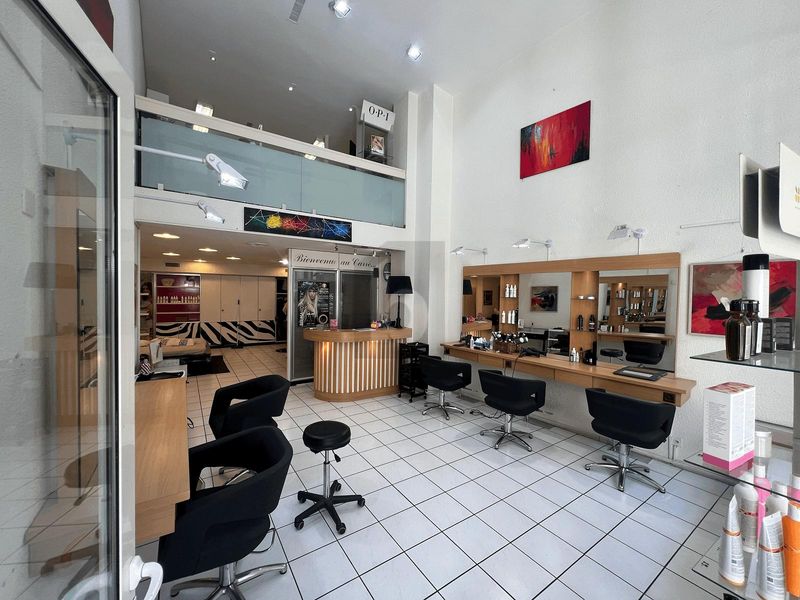 SALON DE COIFFURE EN VIEILLE VILLE - 1
