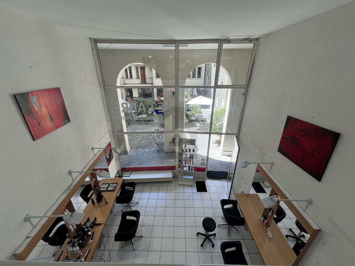 SALON DE COIFFURE EN VIEILLE VILLE - 3