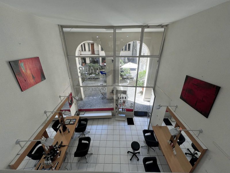 SALON DE COIFFURE EN VIEILLE VILLE - 4