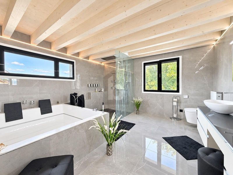 EXKLUSIV MIT POOL &amp; LUXURIÖSEM WELLNESSBAD - 2