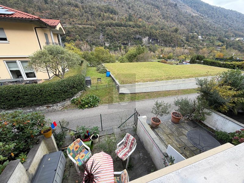 SU DUE PIANI CON CORTILE ANCHE SECONDARIA - 1
