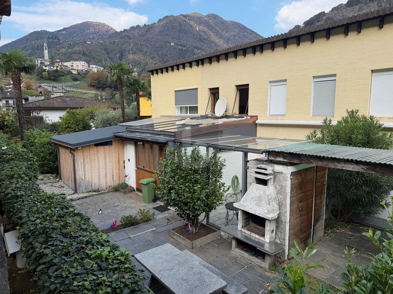 SU DUE PIANI CON CORTILE ANCHE SECONDARIA - 2