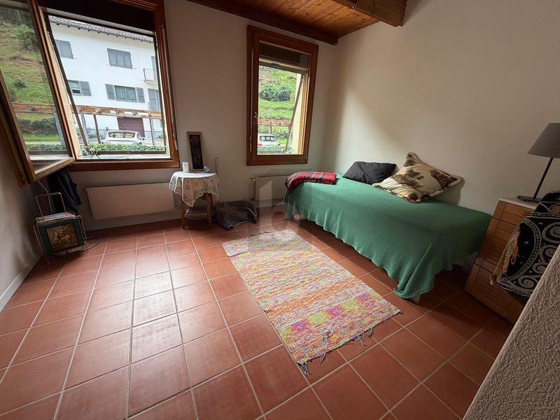 SU DUE PIANI CON CORTILE ANCHE SECONDARIA - 4