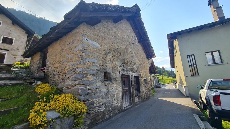 SOLEGGIATO, IN POSIZIONE TRANQUILLA - 1
