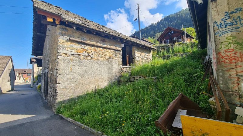 SOLEGGIATO, IN POSIZIONE TRANQUILLA - 2