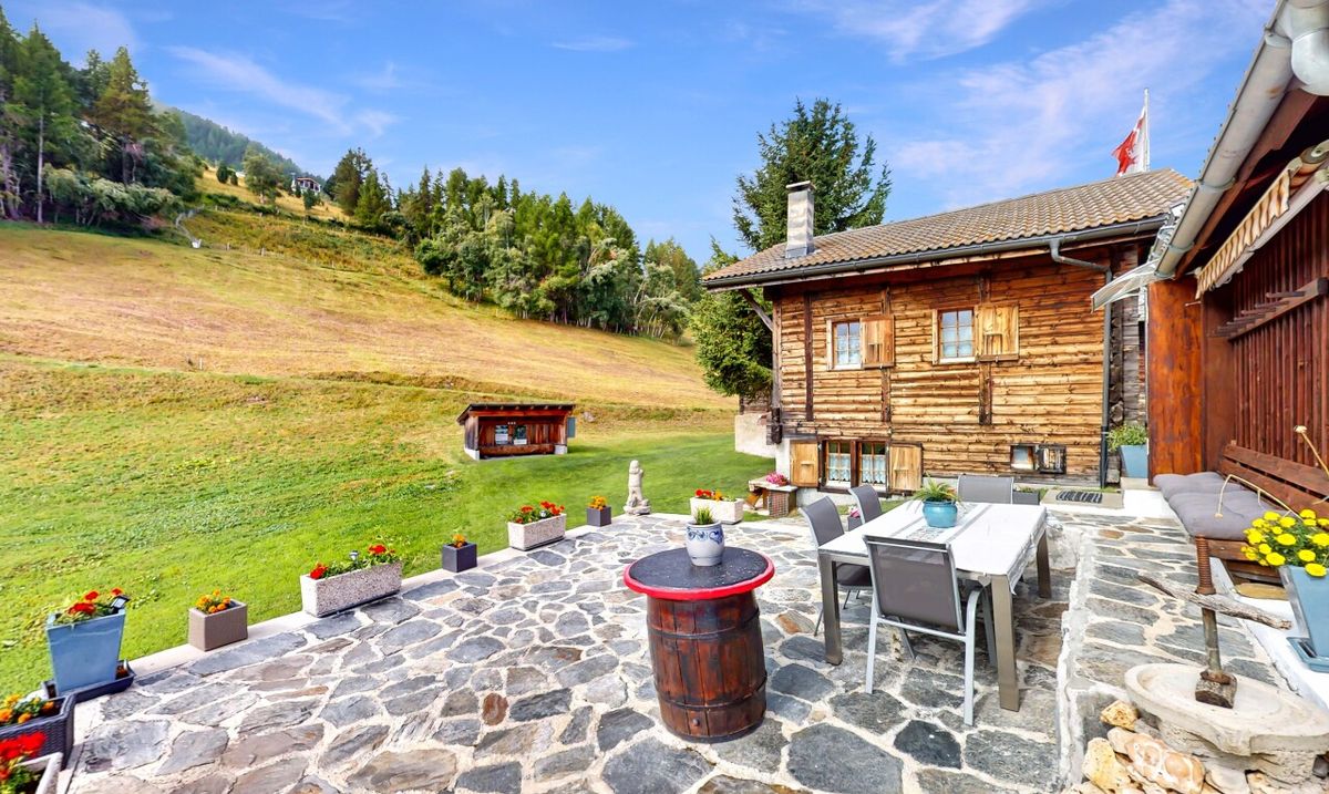 Traumhaftes Chalet in Unterbäch mit viel Land und Sonne - 0