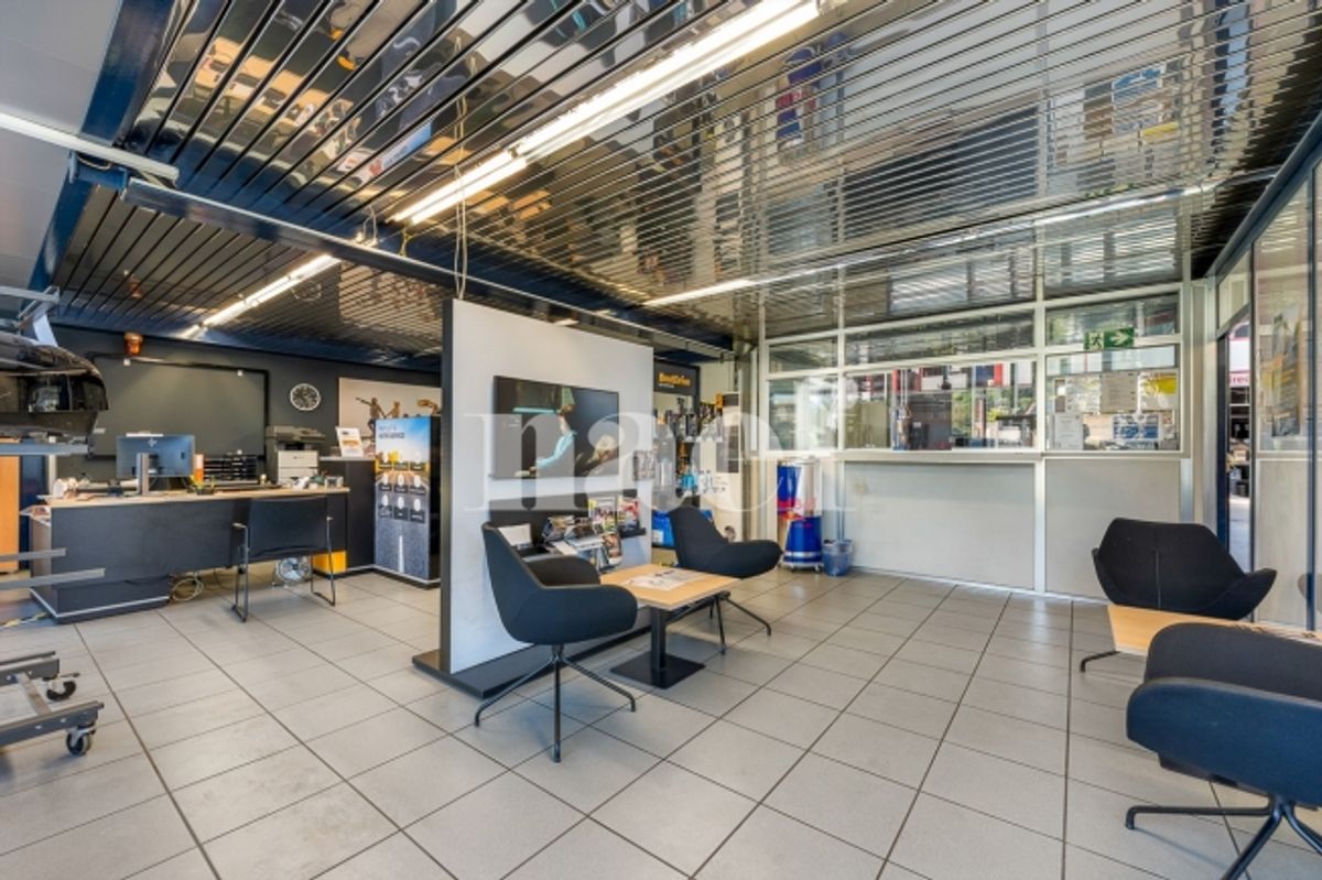Garage mit Empfang, Werkstatt und Lagerräumen zum Verkauf in Givisiez - 1
