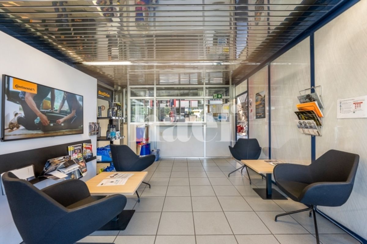 Garage mit Empfang, Werkstatt und Lagerräumen zum Verkauf in Givisiez - 3