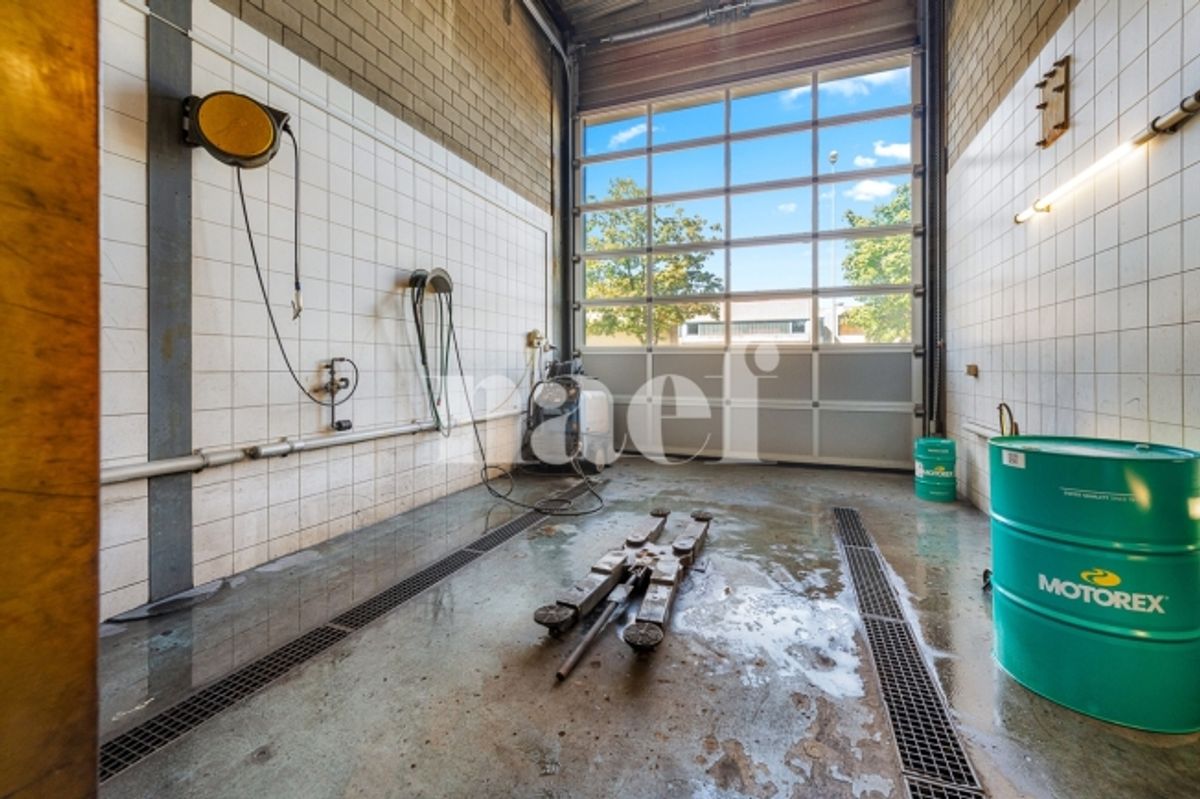 Garage mit Empfang, Werkstatt und Lagerräumen zum Verkauf in Givisiez - 9